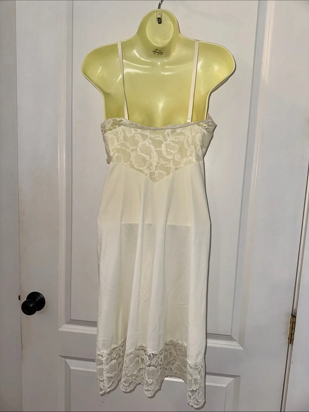 Vintage 60s Vanity Fair Cream/Ivory Lace Bodice & Hem Trim Full Nylon Slip - Picture 5 of 8